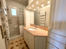 Maison de village  vendre Carcs (83570) : Idal pour faire un commerce avec logement au dessus, en plein centre ville !