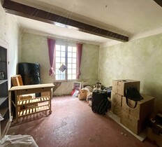 Maison de village � vendre Cotignac (83570) : Maison de village en centre ville, avec magasin lou� et 3 �tages � r�nover.