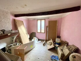 Maison de village � vendre Cotignac (83570) : Maison de village en centre ville, avec magasin lou� et 3 �tages � r�nover.