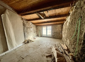 Maison de village � vendre Cotignac (83570) : Maison de village en centre ville, avec magasin lou� et 3 �tages � r�nover.