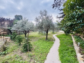 Maison de village � vendre Cotignac (83570) : Bien unique en plein centre du village avec un jardin de 800 m� !