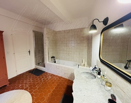 Maison de village � vendre Cotignac (83570) : Bien unique en plein centre du village avec un jardin de 800 m� !