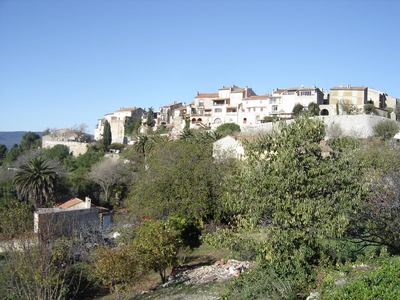 Village mdieval surplombant les vignobles de Bandol