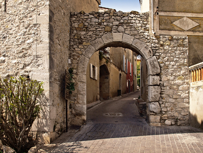 Village mdieval surplombant les vignobles de Bandol