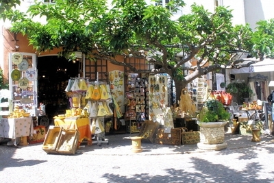 Village mdieval surplombant les vignobles de Bandol