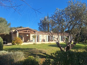 Villa / Propri�t� � vendre Cotignac (83570) : Tr�s belle villa de plein pied, en parfait �tat et sur grand terrain plat